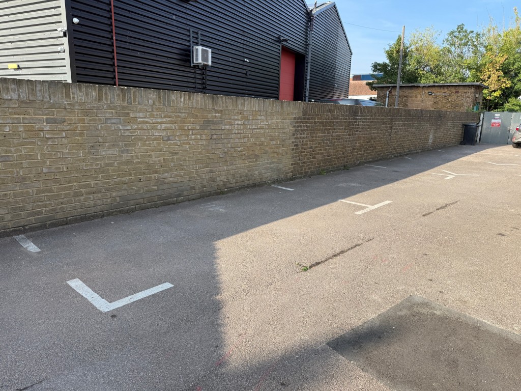 Lot: 194 - VACANT FREEHOLD TOWNHOUSE WITH PARKING - Two Allocated Parking spaces